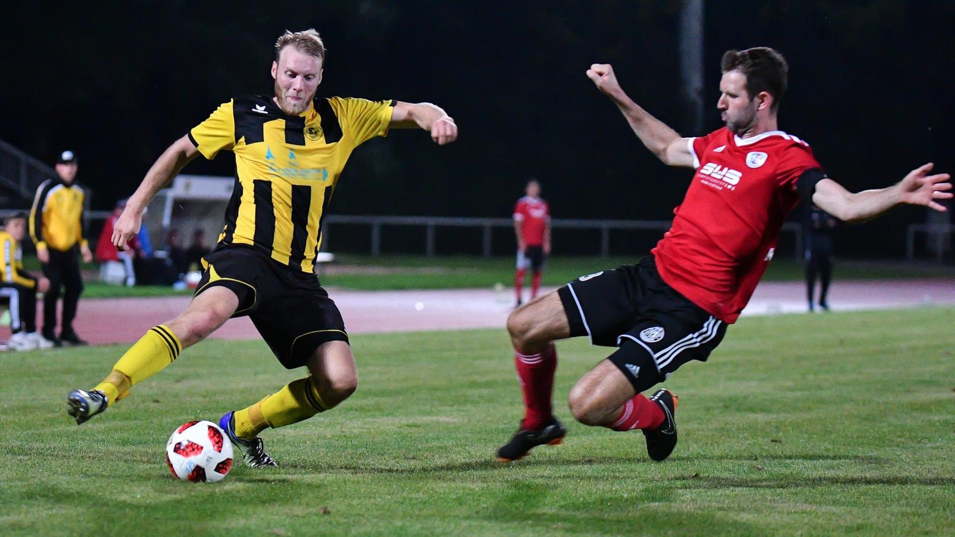 v.li.: Andreas Hohlenburger (Freising, 11) Jürgen Knödlseder (Hauzenberg, 8) im Zweikampf während eines Spiels der Landesliga Südost. v.li.: Andreas Hohlenburger (Freising, 11) Jürgen Knödlseder (Hauzenberg, 8) im Zweikampf während eines Spiels der Landesliga Südost.