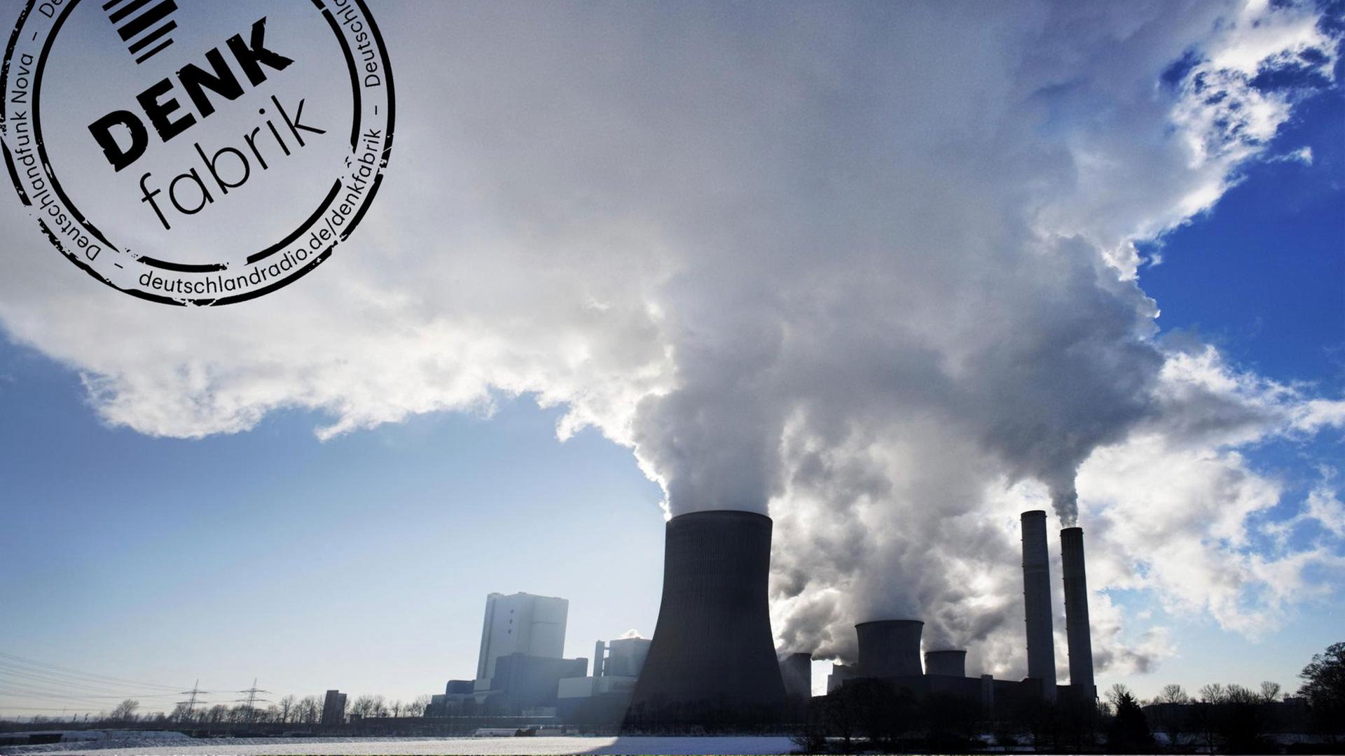 Rauchwolken über dem Braunkohlekraftwerk Niederaußem, betrieben durch RWE Power in Bergheim. (Mit Denkfabrikstempel) Rauchwolken über dem Braunkohlekraftwerk Niederaußem, betrieben durch RWE Power in Bergheim. (Mit Denkfabrikstempel)