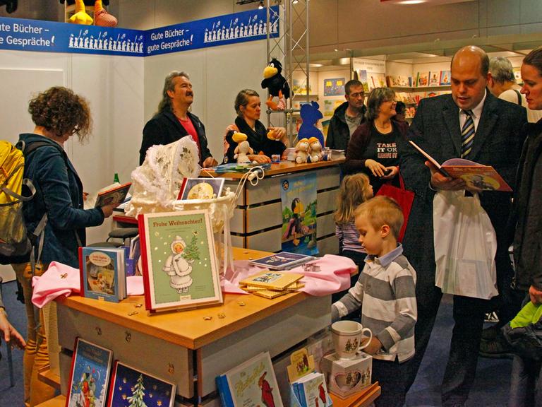 Frankfurt am Main, Buchmesse 2013, Halle 3.1, zahlreiche Messebesucher stöbern in den ausgestellten Kinder- und Jugendbüchern.