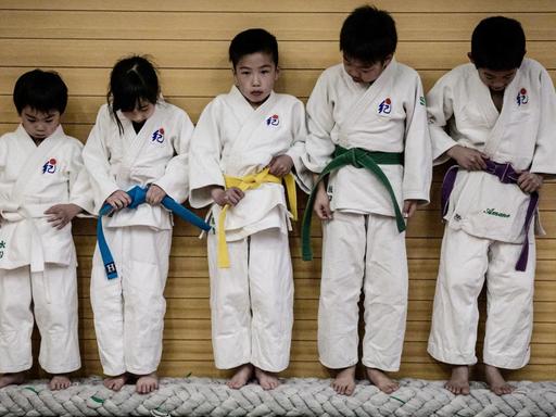 Junge Judokas mit verschiedenen Gürteln