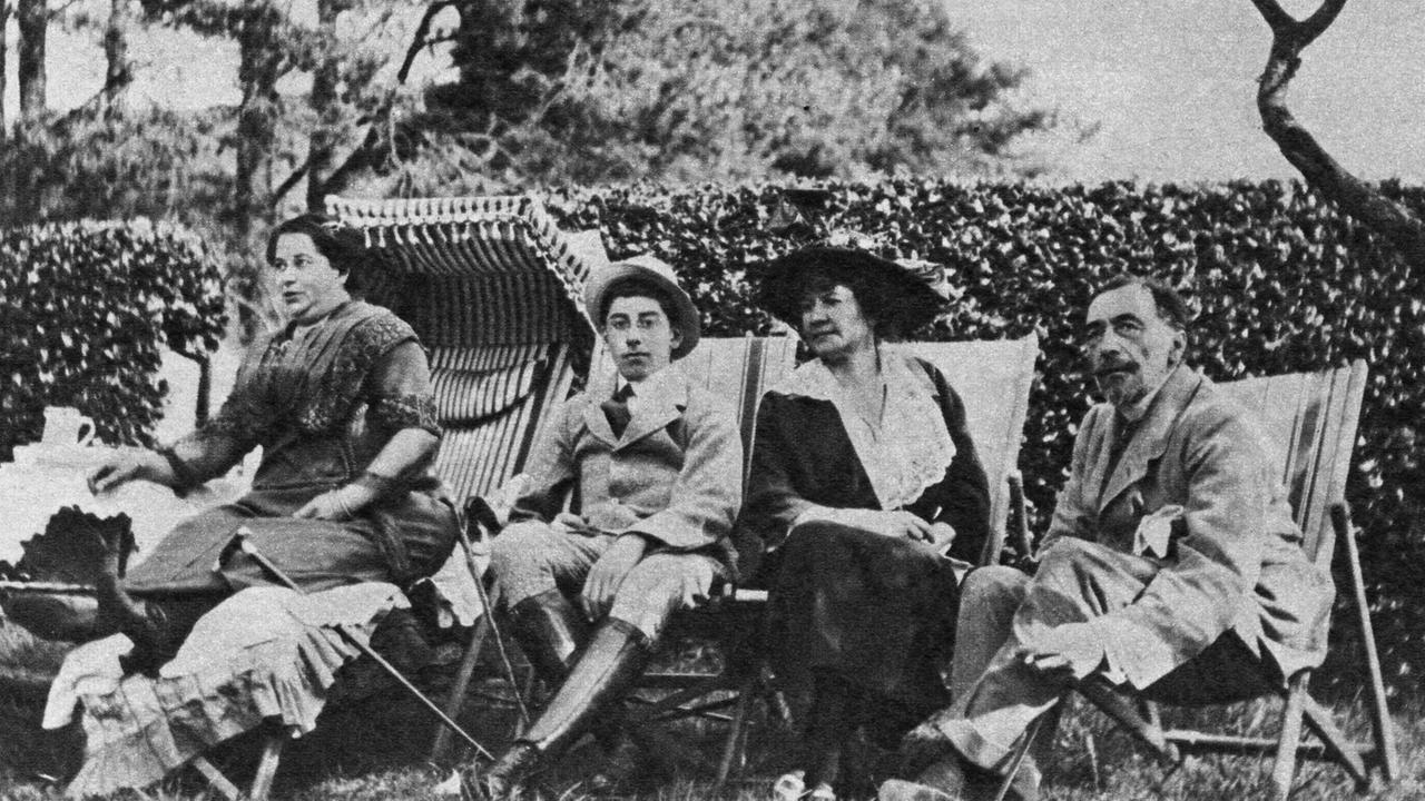 Gruppenbild mit Gattin Jessie, Sohn Borys und einer Besucherin im Garten im Jahr 1914.
