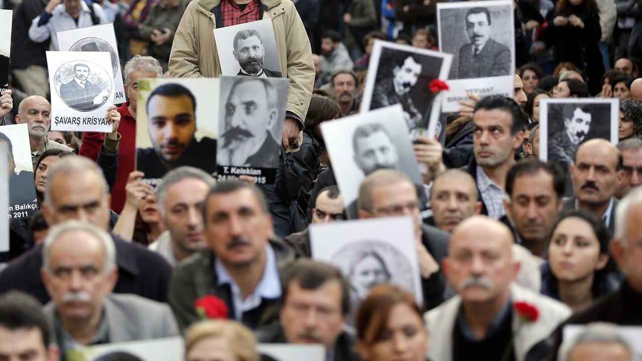 Türken und Armenier halten am 24.04.2014 in Istanbul Schilder des ermordeten Journalisten Hrant Dink und anderer Opfer während der Gedenkfeier zum 99. Jahrestag der Massenmorde von Armeniern im Ottomanischen Reich. Türken und Armenier halten am 24.04.2014 in Istanbul Schilder des ermordeten Journalisten Hrant Dink und anderer Opfer während der Gedenkfeier zum 99. Jahrestag der Massenmorde von Armeniern im Ottomanischen Reich.