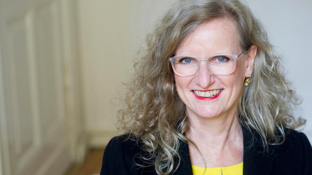 Renate Volbert posiert für ein Foto. Renate Volbert posiert für ein Foto.