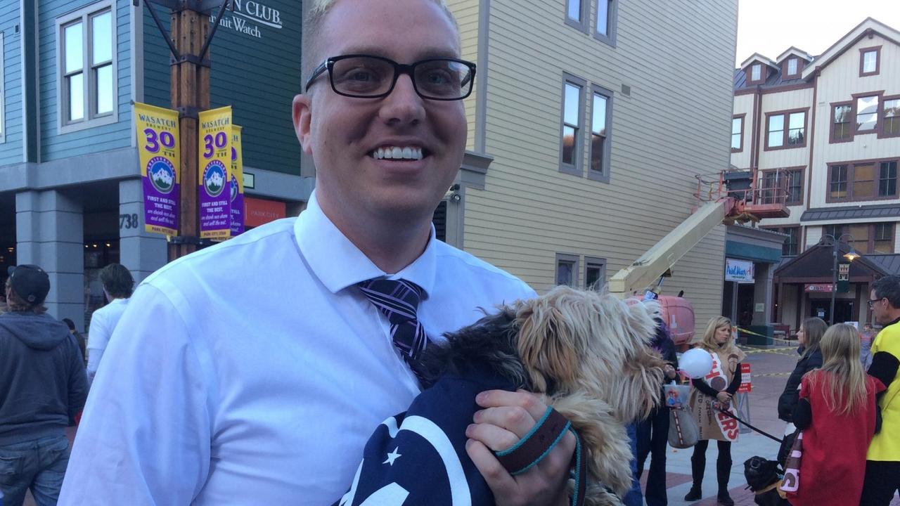 Brady und sein Hund Lincoln werben für Evan McMullin Brady und sein Hund Lincoln werben für Evan McMullin
