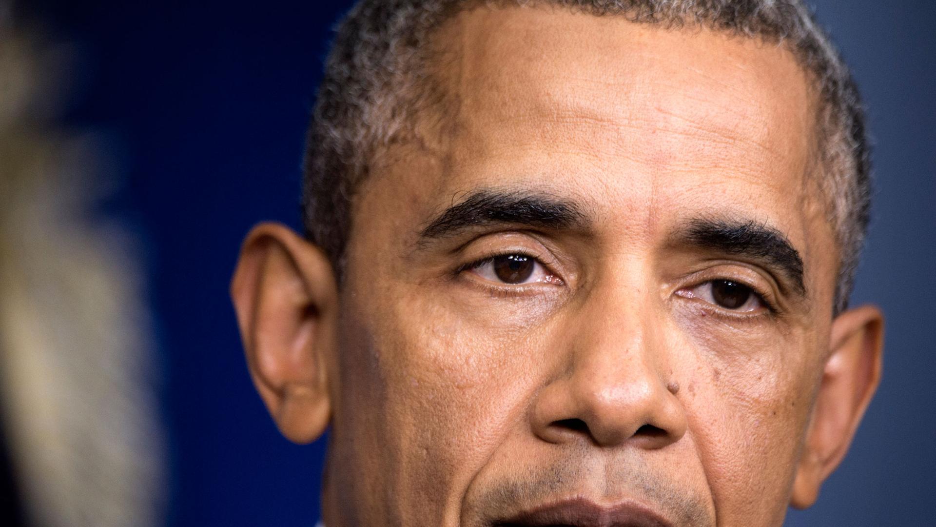 US-Präsident Barack Obama schaut nachdenklich während einer Pressekonferenz im Weißen Haus in Washington am 01.08.2014. US-Präsident Barack Obama schaut nachdenklich während einer Pressekonferenz im Weißen Haus in Washington am 01.08.2014.