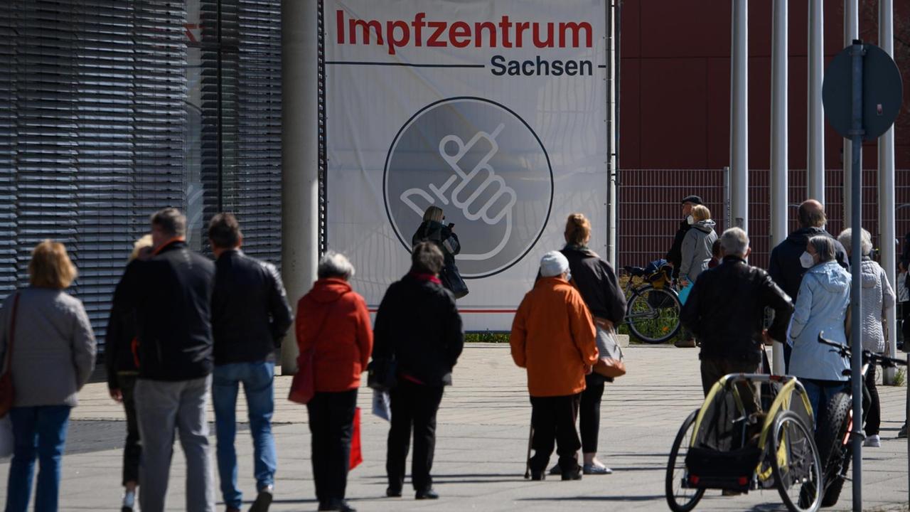 Bürgerinnen und Bürger warten vor dem Impfzentrum Sachsen an der Messe Dresden. Bürgerinnen und Bürger warten vor dem Impfzentrum Sachsen an der Messe Dresden.