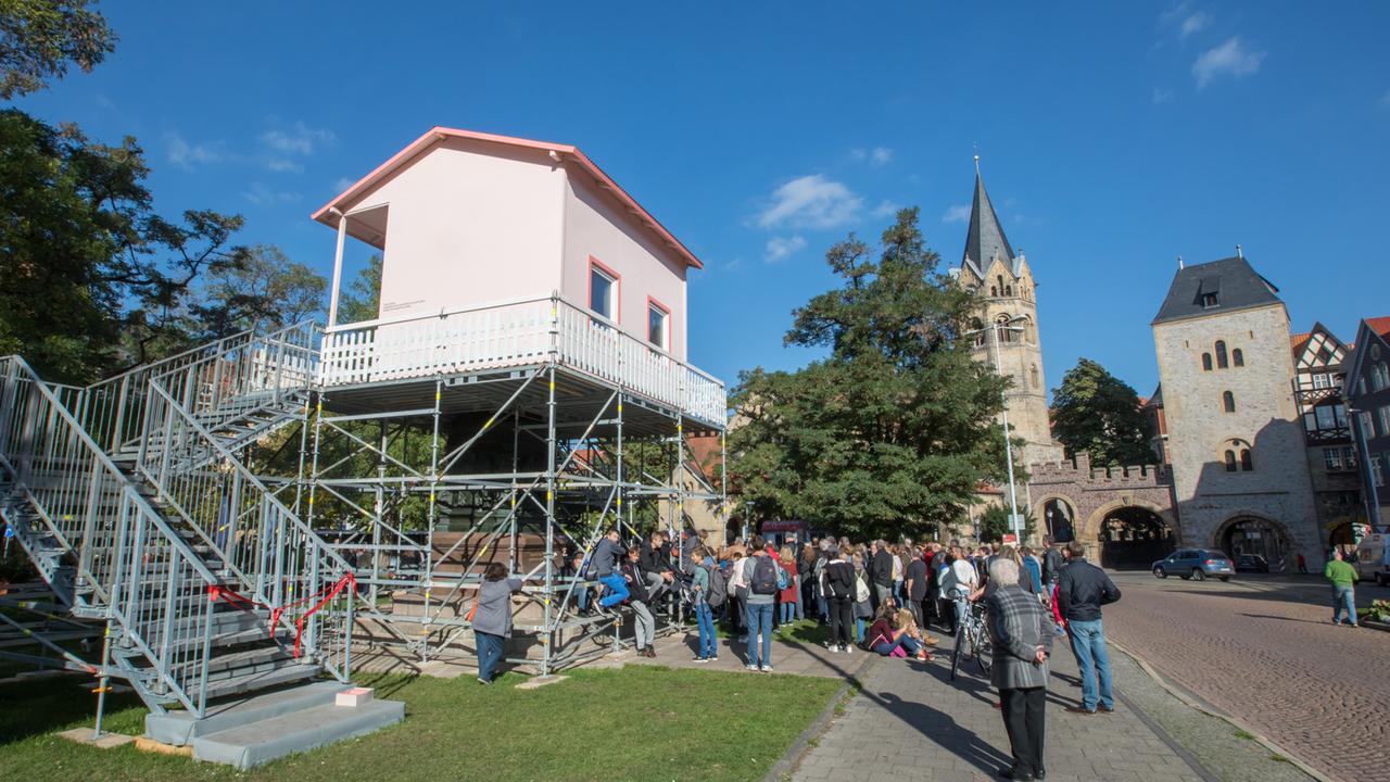 Schweinchenrosa leuchtet das Häuschen, das der japanische Künstler Tatzu Nishi um die Luther-Statue in Eisenach herum gebaut hat. Das Haus ist frei begehbar. Schweinchenrosa leuchtet das Häuschen, das der japanische Künstler Tatzu Nishi um die Luther-Statue in Eisenach herum gebaut hat. Das Haus ist frei begehbar.