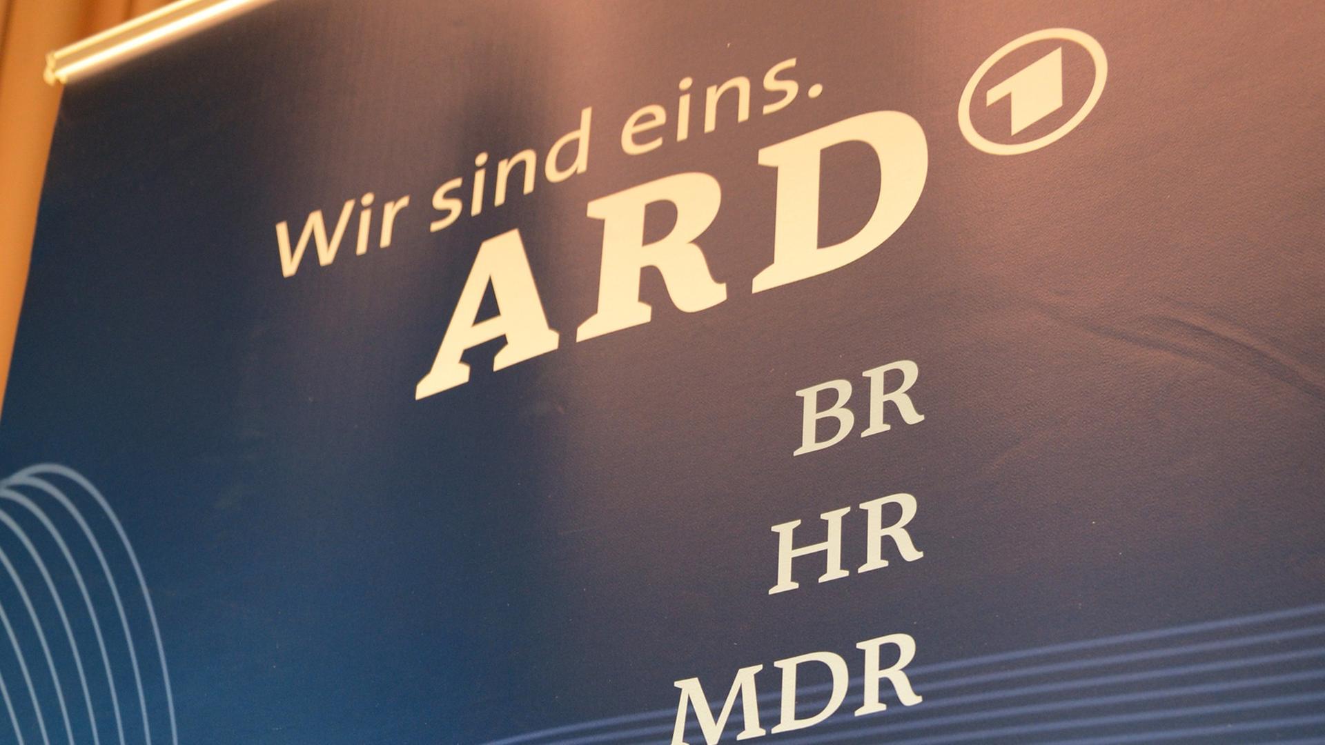 Ein Plakat mit dem Logo der ARD mit dem Zusatz "Wir sind eins." und den dazugehörenden ARD-Landesrundfunkanstalten. Ein Plakat mit dem Logo der ARD mit dem Zusatz "Wir sind eins." und den dazugehörenden ARD-Landesrundfunkanstalten.