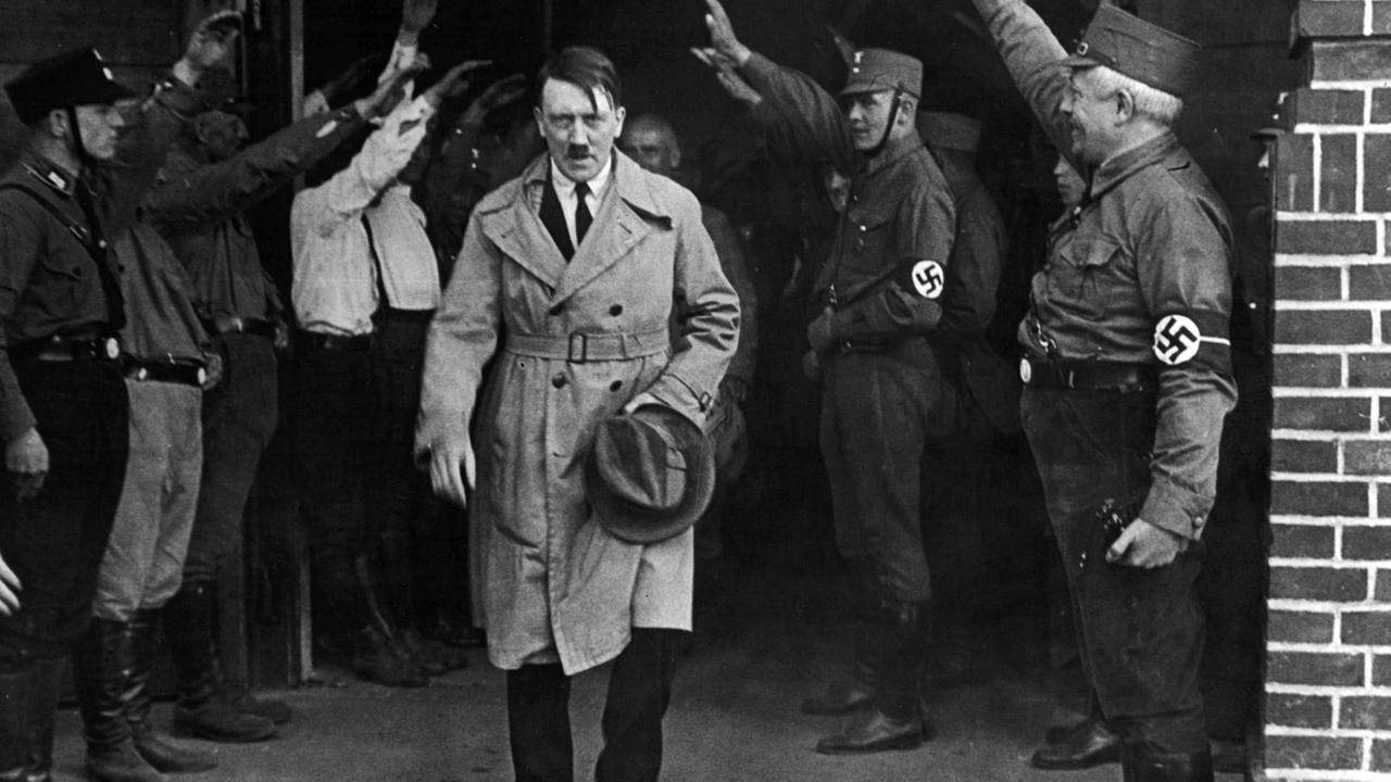 Adolf Hitler 1931 in München, umgeben von salutierenden SA-Mitgliedern