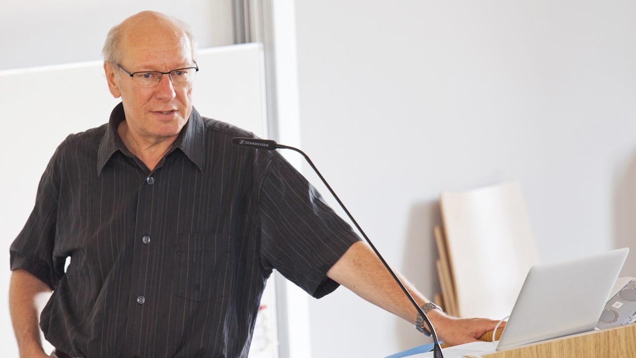 Portrait vom Prof. Dr. Klaus Hock am während einer Vorlseung. Portrait vom Prof. Dr. Klaus Hock am während einer Vorlseung.