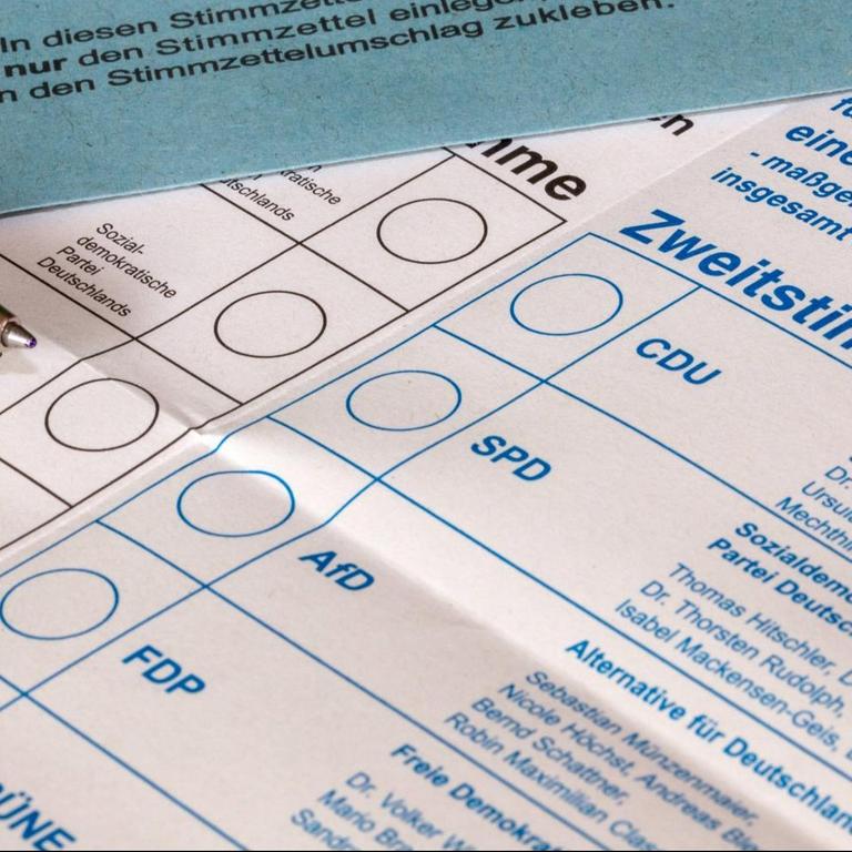 Symbolbild Briefwahl: Stimmzettel und Briefumschlag für die Bundestagswahl am 26. September 2021