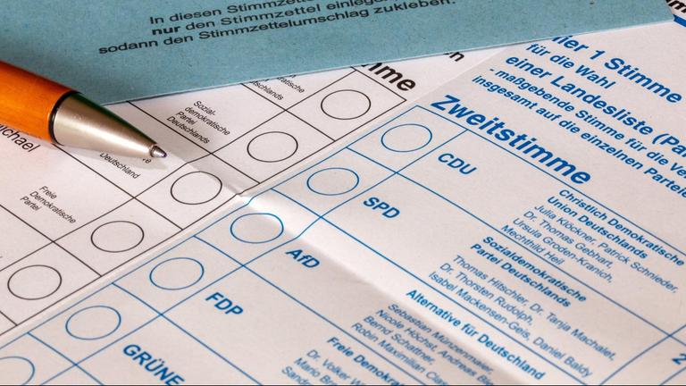 Symbolbild Briefwahl: Stimmzettel und Briefumschlag für die Bundestagswahl am 26. September 2021