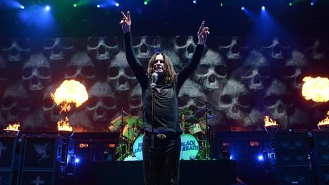 Ozzy Osbourne steht während eines Black Sabbath Konzertes im Madison Square Garden in New York auf der Bühne.