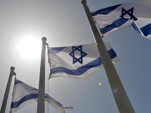 Israelische Staatsfahnen wehen am 20.03.2014 in Jerusalem vor der Knesset, dem israelischen Parlamentsgebäude. Foto: Marc Tirl/dpa | Verwendung weltweit