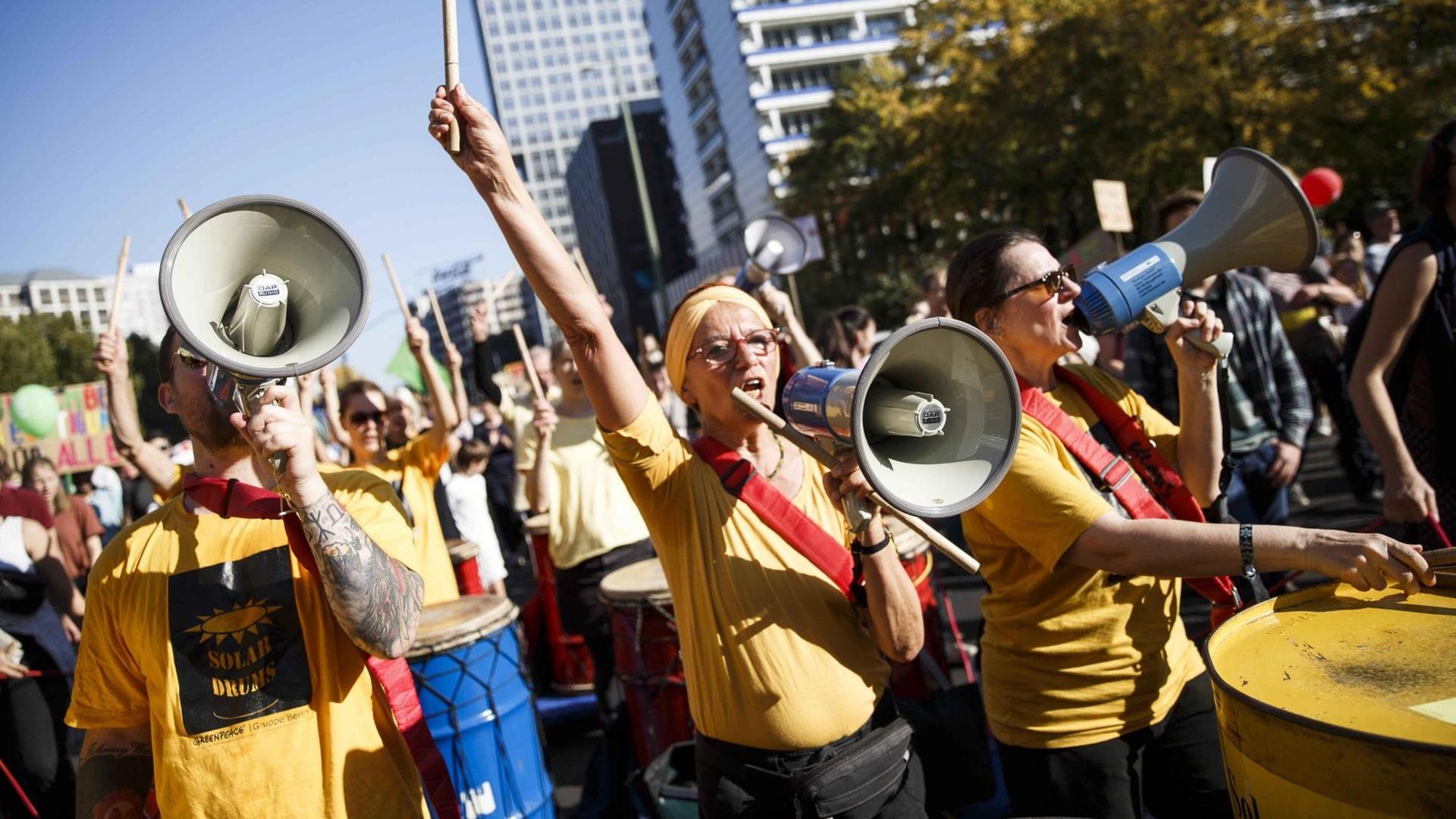 Personen bei der Unteilbardemo in Berlin im Oktober 2018. Personen bei der Unteilbardemo in Berlin im Oktober 2018.