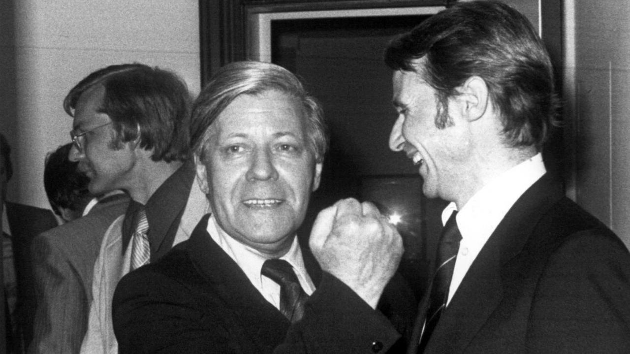 Der damalige Bundeskanzler Helmut Schmidt (l) und der damalige Hamburger Bürgermeister Hans-Ulrich Klose freuen sich über das Ergebnis bei den Hamburger Bürgerschaftswahlen am 4. Juni 1978. Der damalige Bundeskanzler Helmut Schmidt (l) und der damalige Hamburger Bürgermeister Hans-Ulrich Klose freuen sich über das Ergebnis bei den Hamburger Bürgerschaftswahlen am 4. Juni 1978.