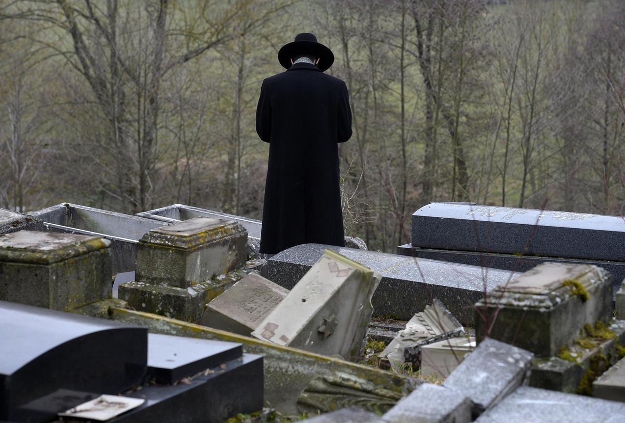 Ein Mann steht im zerstörten jüdischen Friedhof von Sarre-Union in Frankreich Ein Mann steht im zerstörten jüdischen Friedhof von Sarre-Union in Frankreich