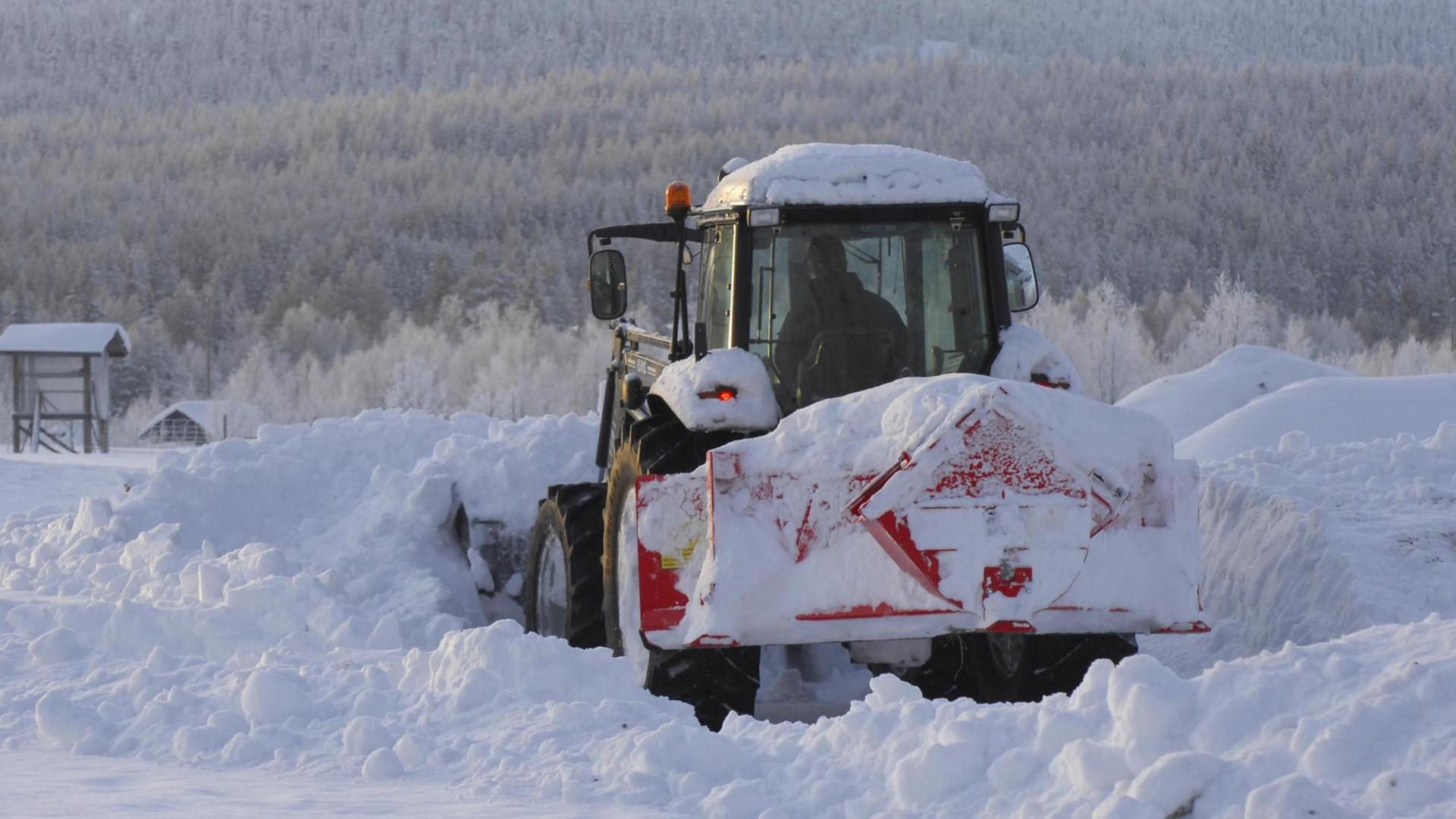 Traktor beim Schneeräumen, Ylläs, Lappland, Finnland, Europa.