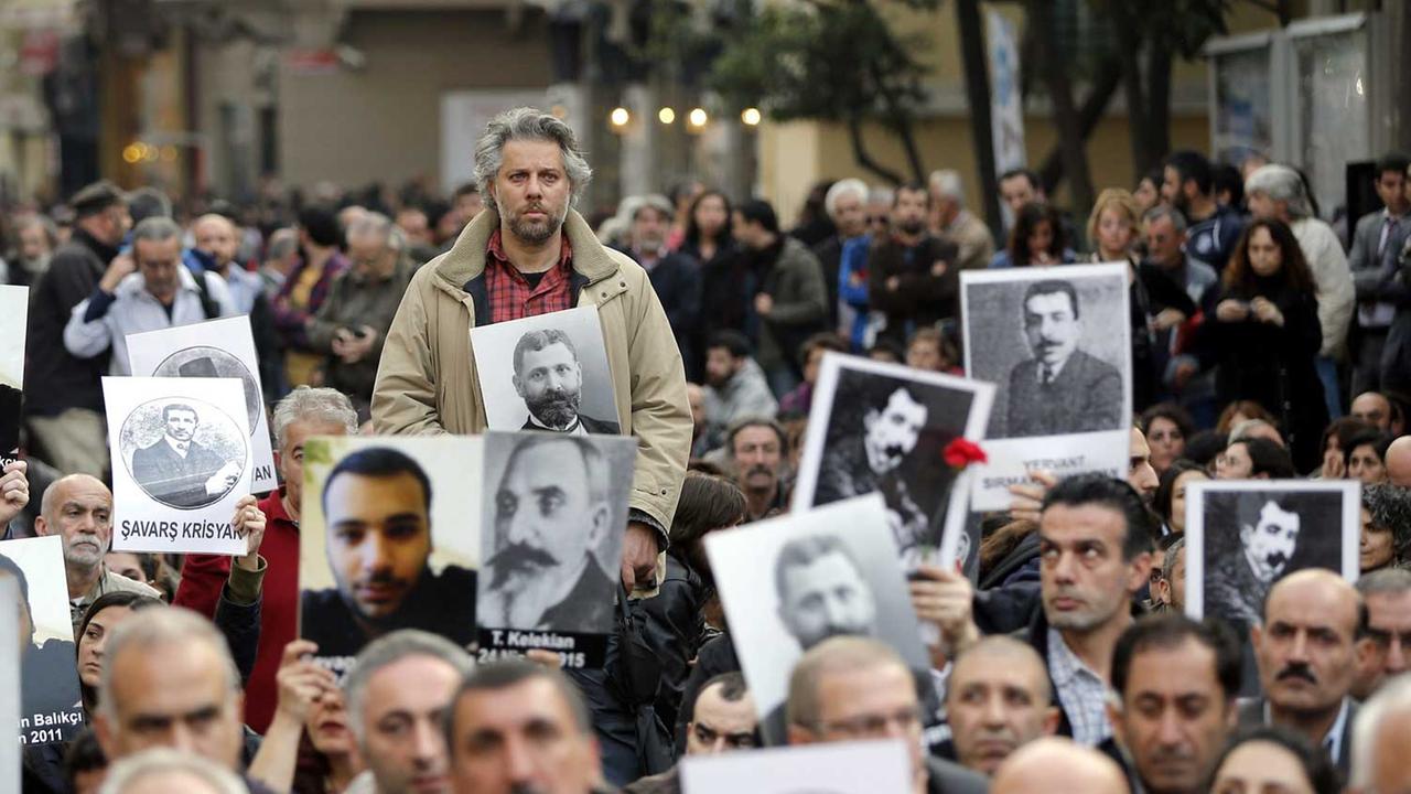 Türken und Armenier halten am 24.04.2014 in Istanbul Schilder des ermordeten Journalisten Hrant Dink und anderer Opfer während der Gedenkfeier zum 99. Jahrestag der Massenmorde von Armeniern im Ottomanischen Reich. Türken und Armenier halten am 24.04.2014 in Istanbul Schilder des ermordeten Journalisten Hrant Dink und anderer Opfer während der Gedenkfeier zum 99. Jahrestag der Massenmorde von Armeniern im Ottomanischen Reich.