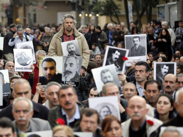Türken und Armenier halten am 24.04.2014 in Istanbul Schilder des ermordeten Journalisten Hrant Dink und anderer Opfer während der Gedenkfeier zum 99. Jahrestag der Massenmorde von Armeniern im Ottomanischen Reich.