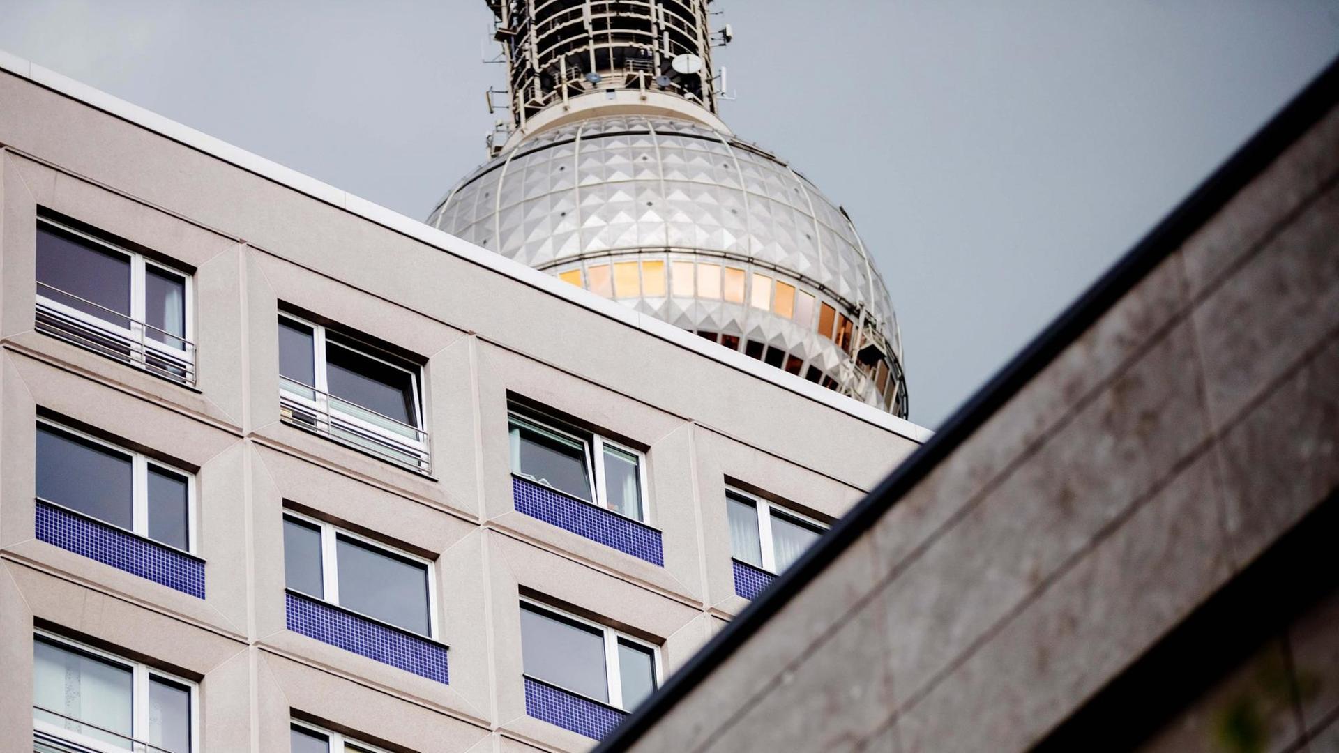 Verschiedene Wohnhäuser stehen nahe dem Alexanderplatz in Berlin. Verschiedene Wohnhäuser stehen nahe dem Alexanderplatz in Berlin.