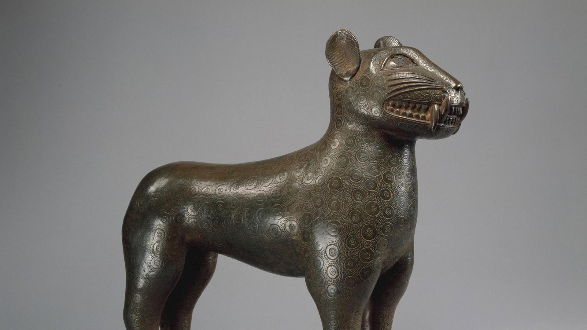 Eine Leoparden-Bronze (1550 - 1680) aus dem Benin-Königreich Eine Leoparden-Bronze (1550 - 1680) aus dem Benin-Königreich