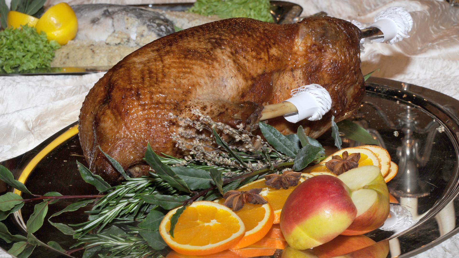 Eine zubereitete Gans festlich dekoriert Eine zubereitete Gans festlich dekoriert
