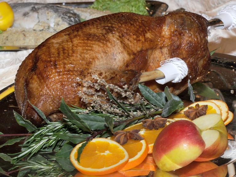 Eine zubereitete Gans festlich dekoriert