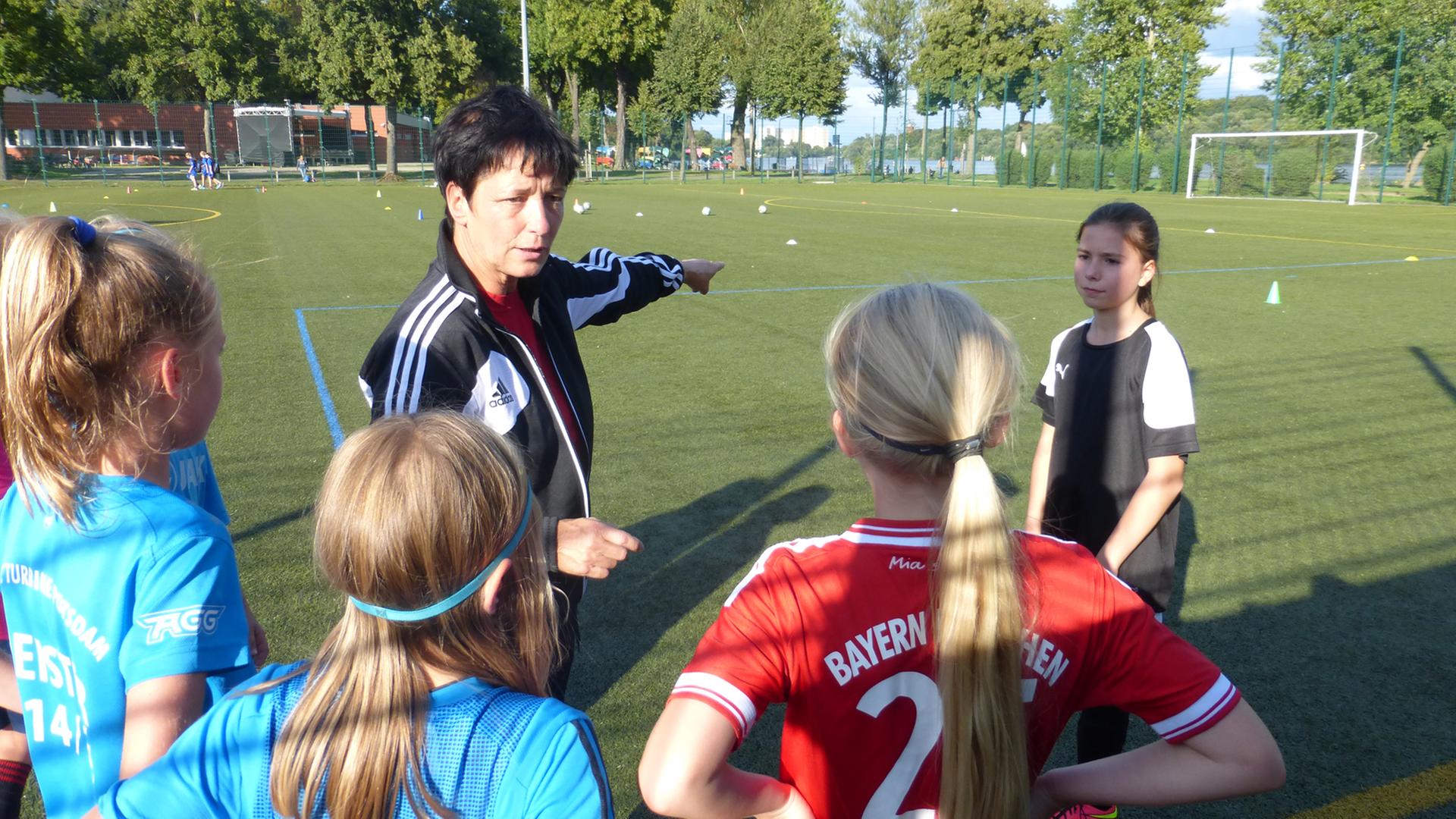 Sabine Seidel - die frühere Star-Spielerin des DDR-Frauenfußballs, arbeitet heute als Trainerin. Sabine Seidel - die frühere Star-Spielerin des DDR-Frauenfußballs, arbeitet heute als Trainerin.