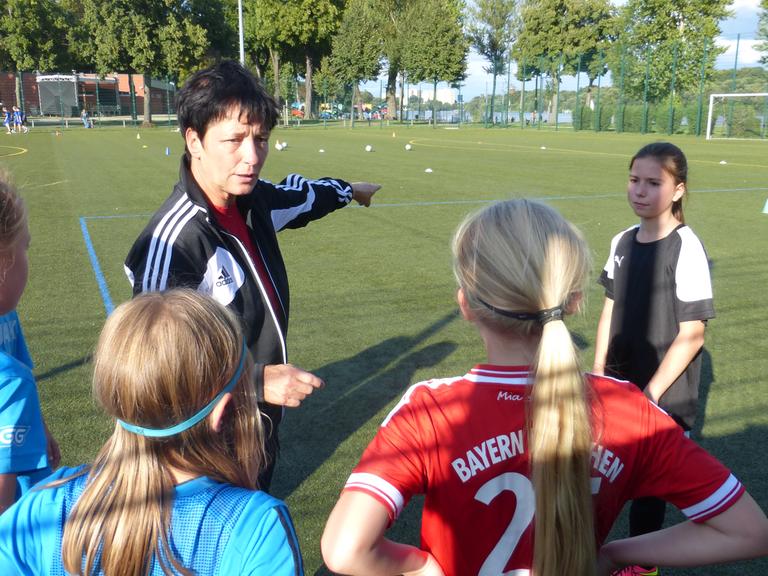 Sabine Seidel - die frühere Star-Spielerin des DDR-Frauenfußballs, arbeitet heute als Trainerin.