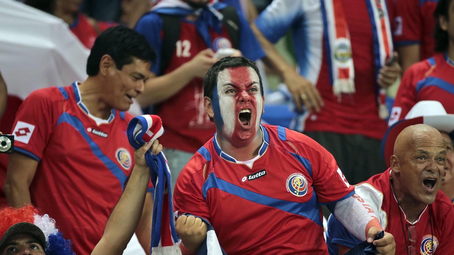 Fußballfans aus Costa Rica feiern ihre Mannschaft, die in ihrem ersten Spiel der WM 2014 völlig unerwartet gegen Uruguay gewann. Fußballfans aus Costa Rica feiern ihre Mannschaft, die in ihrem ersten Spiel der WM 2014 völlig unerwartet gegen Uruguay gewann.