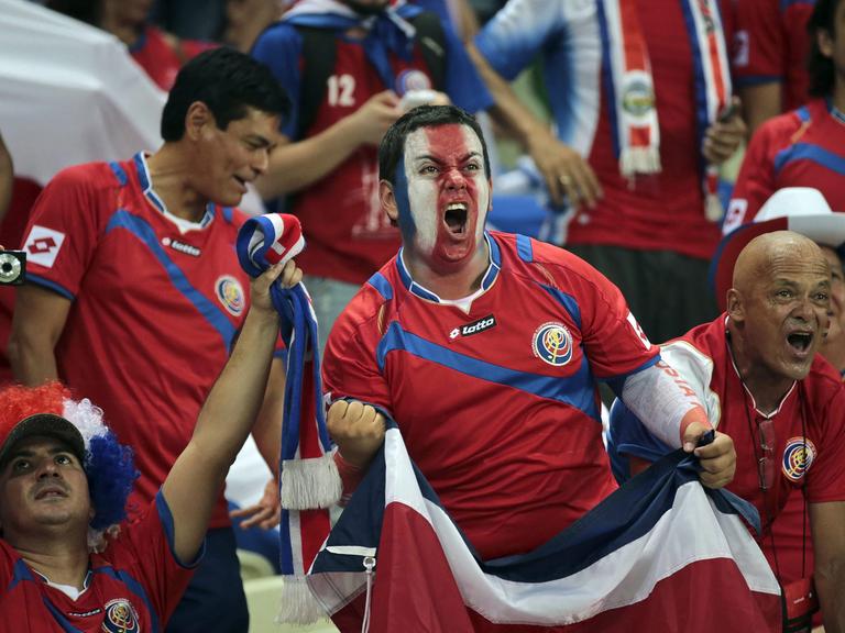Fußballfans aus Costa Rica feiern ihre Mannschaft, die in ihrem ersten Spiel der WM 2014 völlig unerwartet gegen Uruguay gewann.