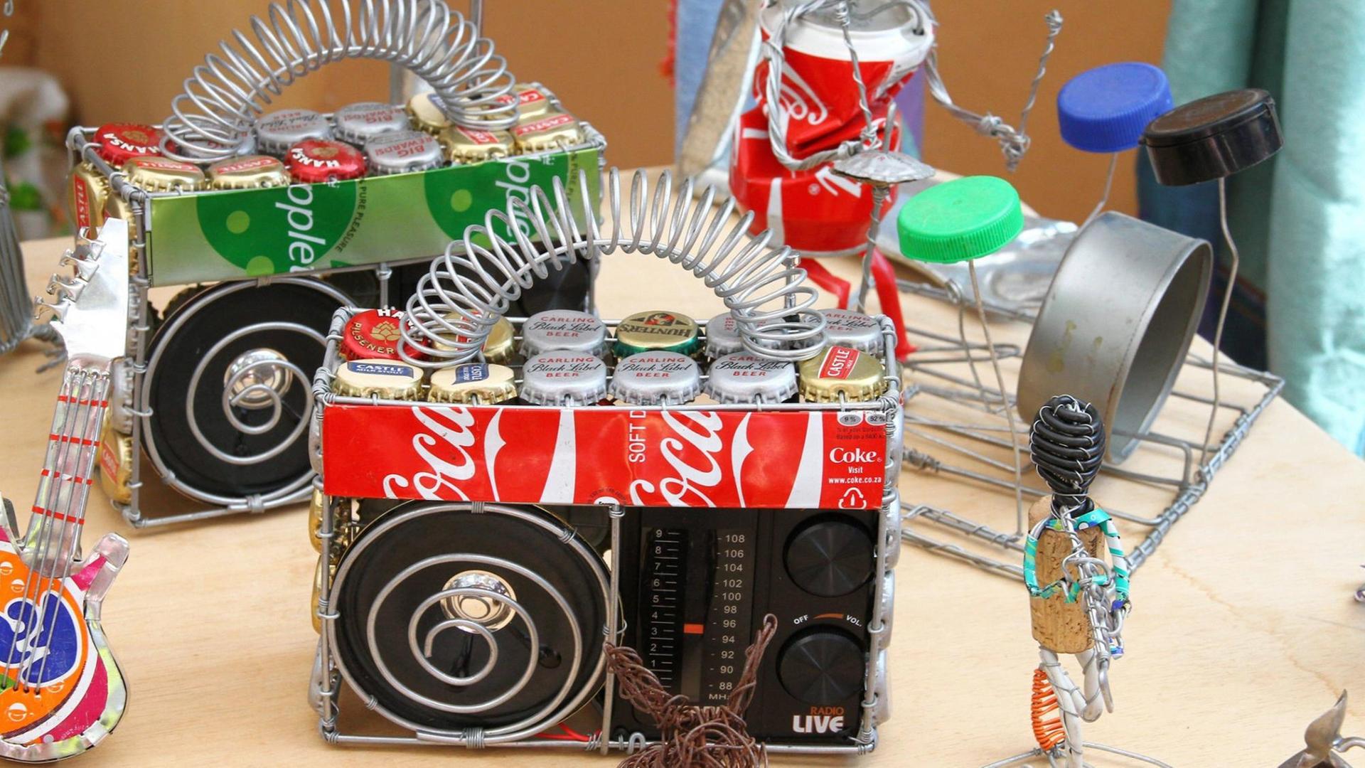 In Afrika hergestellte Radios aus Getränkedosen am Hippiemarkt in Punta Arabi auf Ibiza In Afrika hergestellte Radios aus Getränkedosen am Hippiemarkt in Punta Arabi auf Ibiza