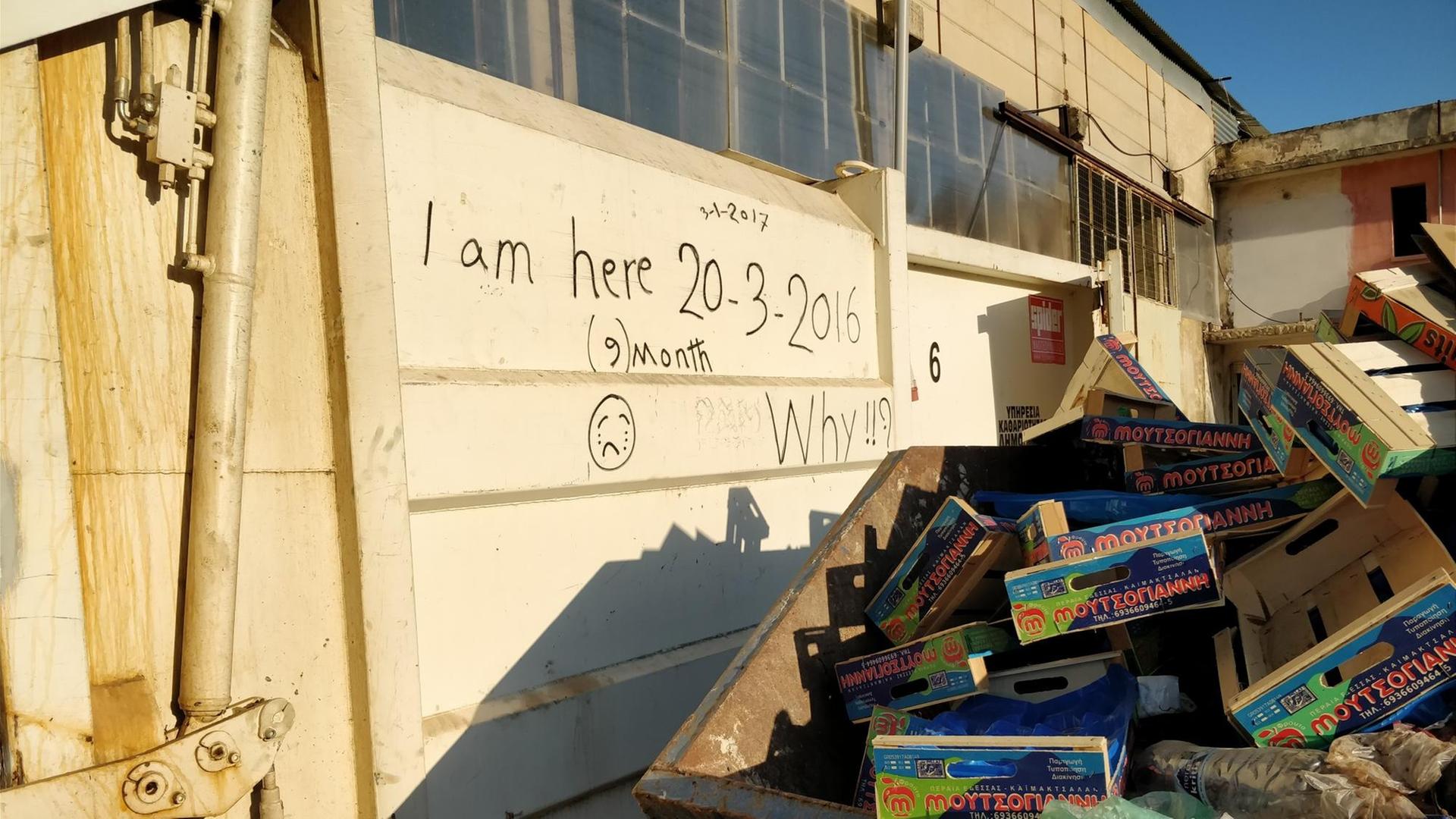 Müll und eine besprayte Wand in einem Flüchtlingsheim auf Chios.