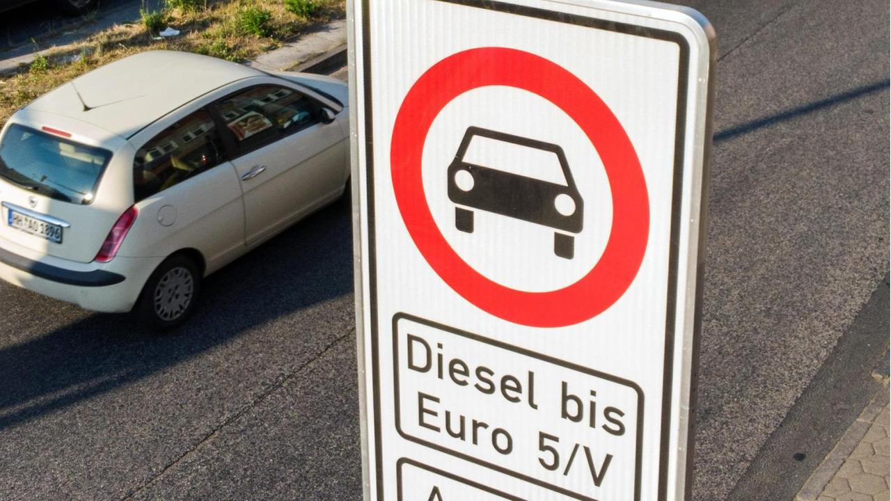 Hamburg: Ein Fahrverbotsschild für Fahrzeuge mit Diesel-Motor bis Euro5 steht an der Max-Brauer-Allee (Aufnahme mit Drohne). Hamburg: Ein Fahrverbotsschild für Fahrzeuge mit Diesel-Motor bis Euro5 steht an der Max-Brauer-Allee (Aufnahme mit Drohne).