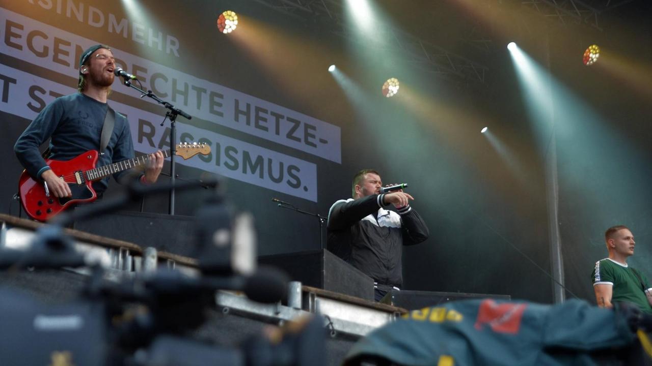 Die Punkband "Feine Sahne Fischfilet" bei einem Konzertauftritt in Chemnitz Die Punkband "Feine Sahne Fischfilet" bei einem Konzertauftritt in Chemnitz