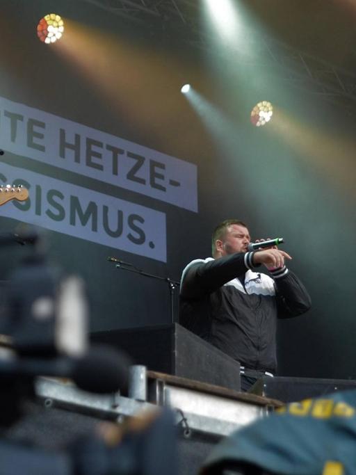Die Punkband "Feine Sahne Fischfilet" bei einem Konzertauftritt in Chemnitz