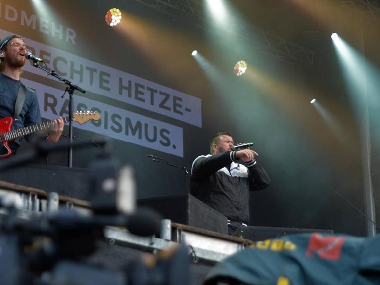 Die Punkband "Feine Sahne Fischfilet" bei einem Konzertauftritt in Chemnitz