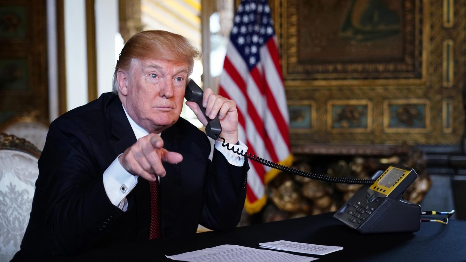 US-Präsident Donald Trump am Telefon US-Präsident Donald Trump am Telefon