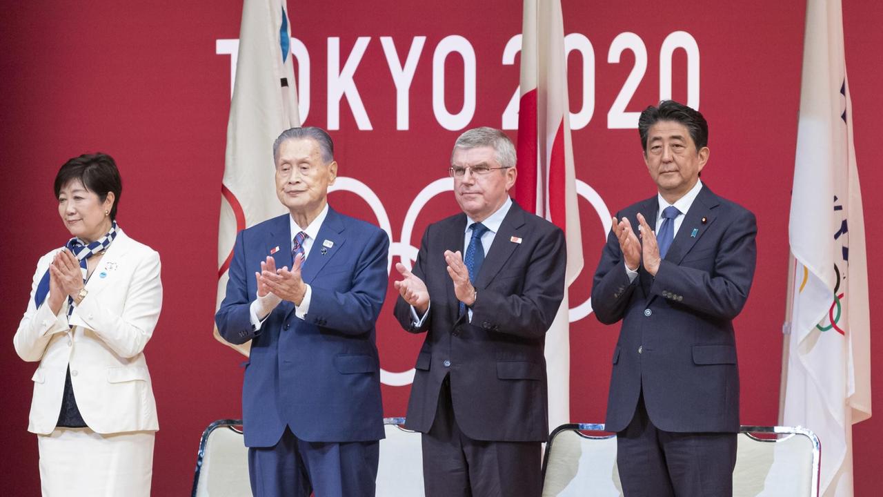 Der Gouverneur von Tokio, Yuriko Koike, der Präsident von Tokio 2020, Yoshiro Mori, der Präsident des IOC, Thomas Bach, und der japanische Premierminister, Shinzo Abe, nehmen an der Zeremonie "One Year to Go" für die Olympischen Spiele von Tokio 2020 teil. Der Gouverneur von Tokio, Yuriko Koike, der Präsident von Tokio 2020, Yoshiro Mori, der Präsident des IOC, Thomas Bach, und der japanische Premierminister, Shinzo Abe, nehmen an der Zeremonie "One Year to Go" für die Olympischen Spiele von Tokio 2020 teil.