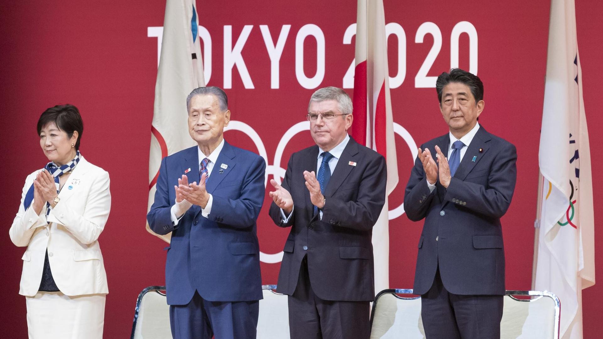 Der Gouverneur von Tokio, Yuriko Koike, der Präsident von Tokio 2020, Yoshiro Mori, der Präsident des IOC, Thomas Bach, und der japanische Premierminister, Shinzo Abe, nehmen an der Zeremonie "One Year to Go" für die Olympischen Spiele von Tokio 2020 teil. Der Gouverneur von Tokio, Yuriko Koike, der Präsident von Tokio 2020, Yoshiro Mori, der Präsident des IOC, Thomas Bach, und der japanische Premierminister, Shinzo Abe, nehmen an der Zeremonie "One Year to Go" für die Olympischen Spiele von Tokio 2020 teil.