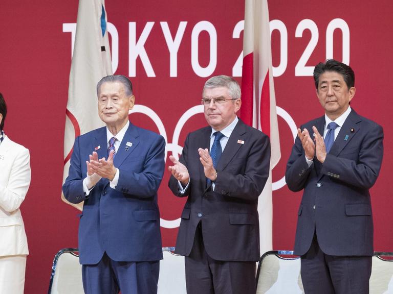 Der Gouverneur von Tokio, Yuriko Koike, der Präsident von Tokio 2020, Yoshiro Mori, der Präsident des IOC, Thomas Bach, und der japanische Premierminister, Shinzo Abe, nehmen an der Zeremonie "One Year to Go" für die Olympischen Spiele von Tokio 2020 teil.