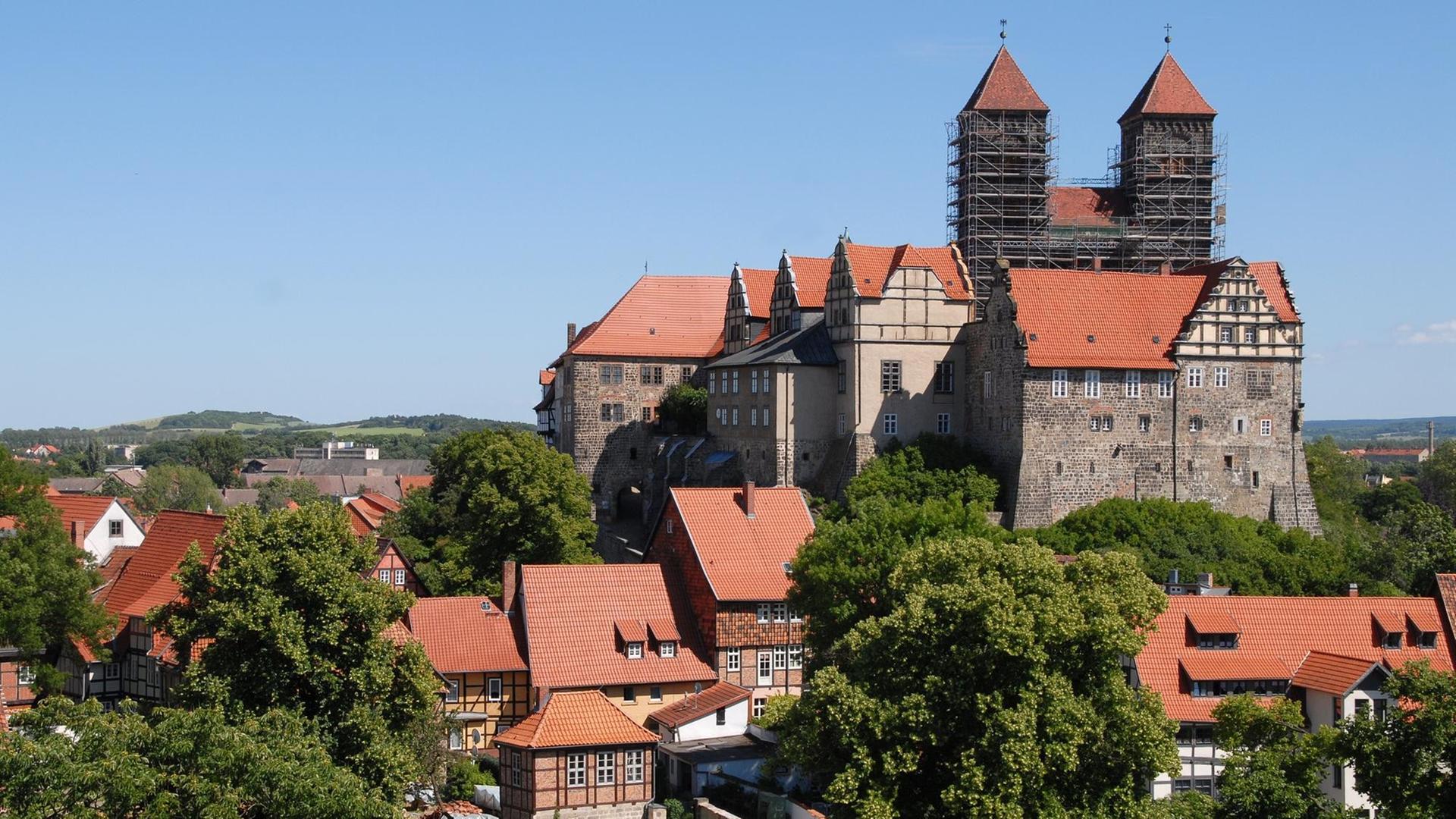Blick auf das Schloss Quedlinburg mit zur Zeit eingerüsteten Türmen, aufgenommen am 13.06.2009. Über 1.200 Fachwerkhäuser aus sechs Jahrhunderten, der mittelalterliche Stadtgrundriss, Kirchen und Zeugnisse der Romanik sind in der historischen Stadt am Rande des Harz zu finden. Foto: A. Engelhardt +++(c) dpa - Report+++ | Verwendung weltweit