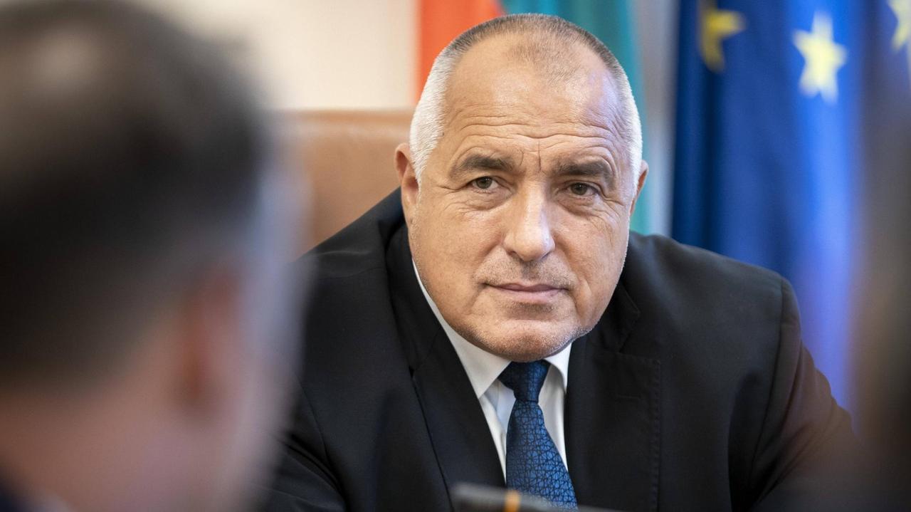 Bojko Borissow sitzt mit ernster Miene an einem Verhandlungstisch.