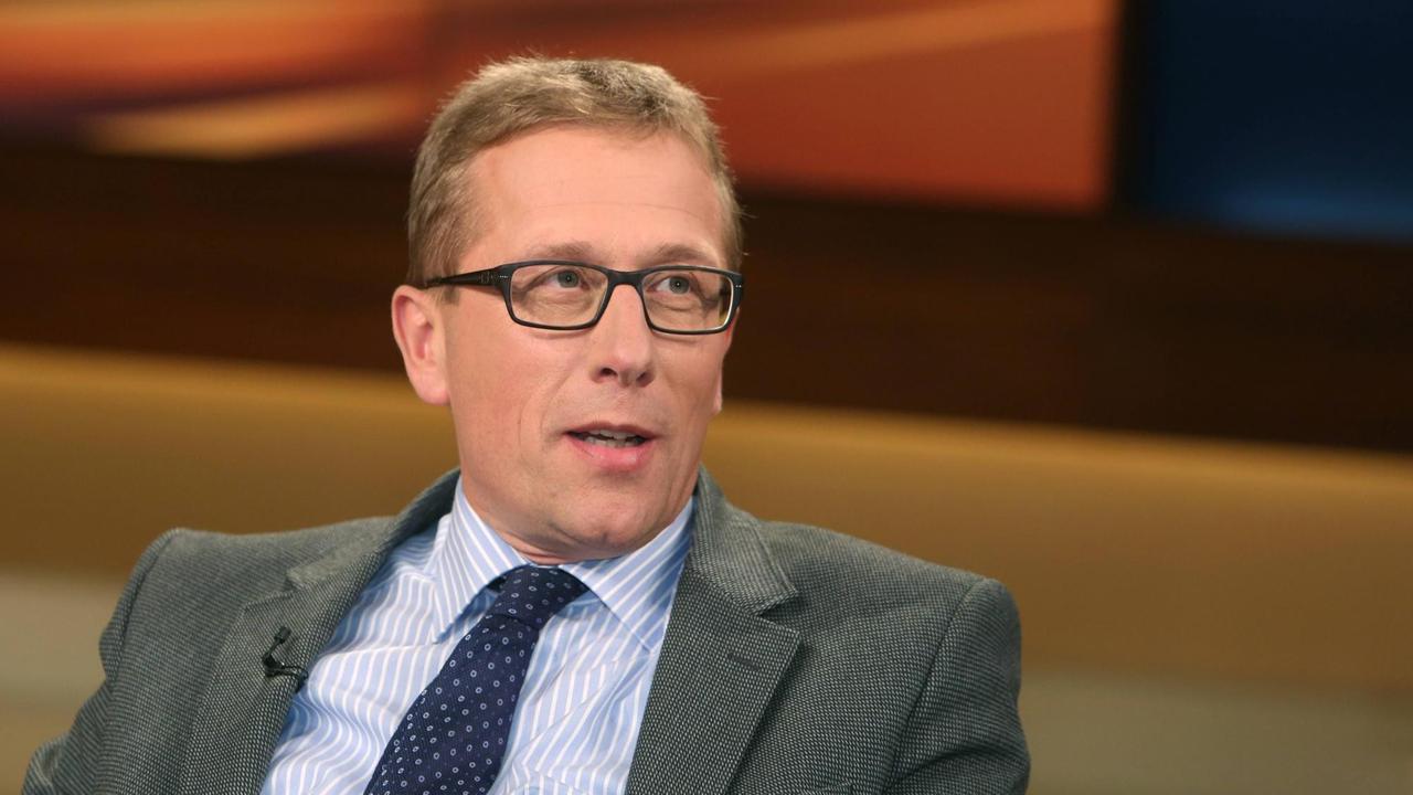 Prof. Dr. Thomas Schüller (Theologe und ehemaliger Berater im Bistum Limburg) in der ARD-Talkshow Anne Will Prof. Dr. Thomas Schüller (Theologe und ehemaliger Berater im Bistum Limburg) in der ARD-Talkshow Anne Will