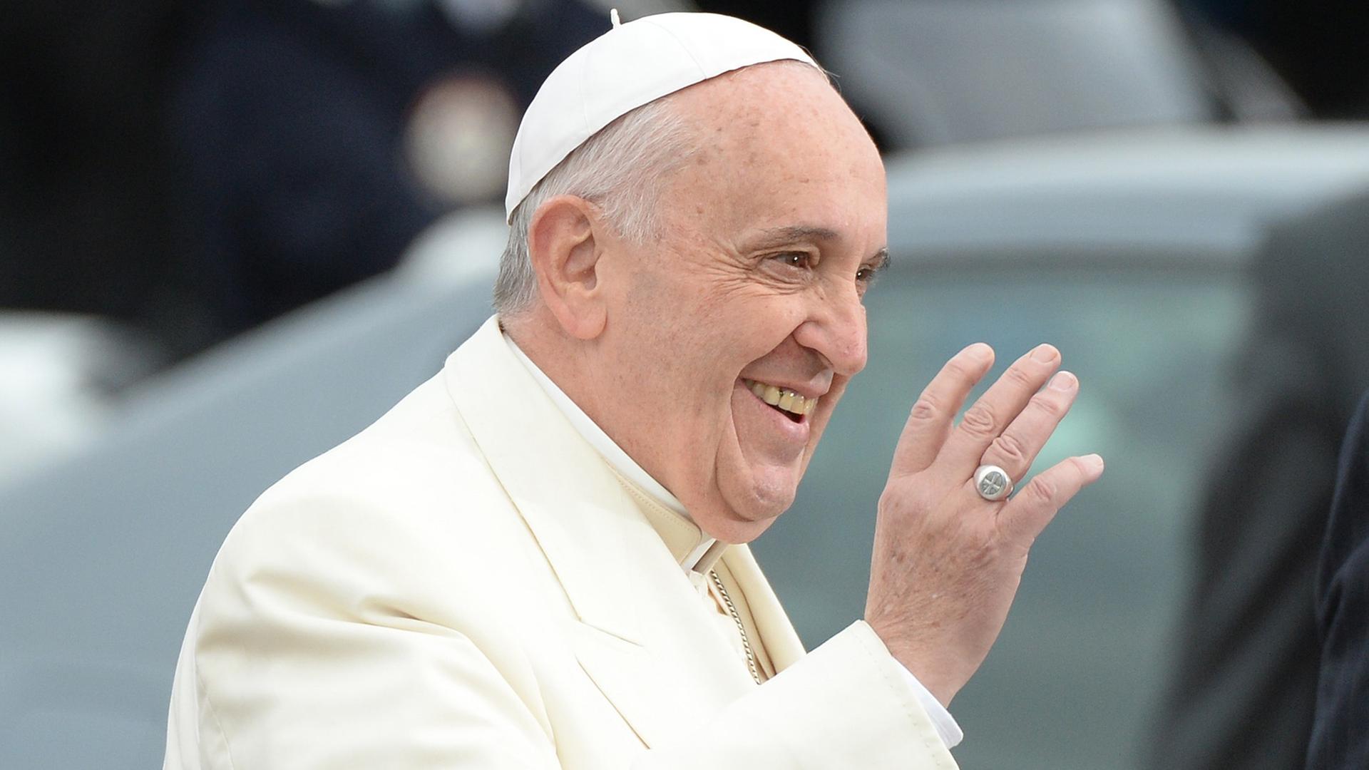 Papst Franziskus trifft am 25.11.2014 in Straßburg (Frankreich) vor dem Europaparlament ein. Papst Franziskus trifft am 25.11.2014 in Straßburg (Frankreich) vor dem Europaparlament ein.