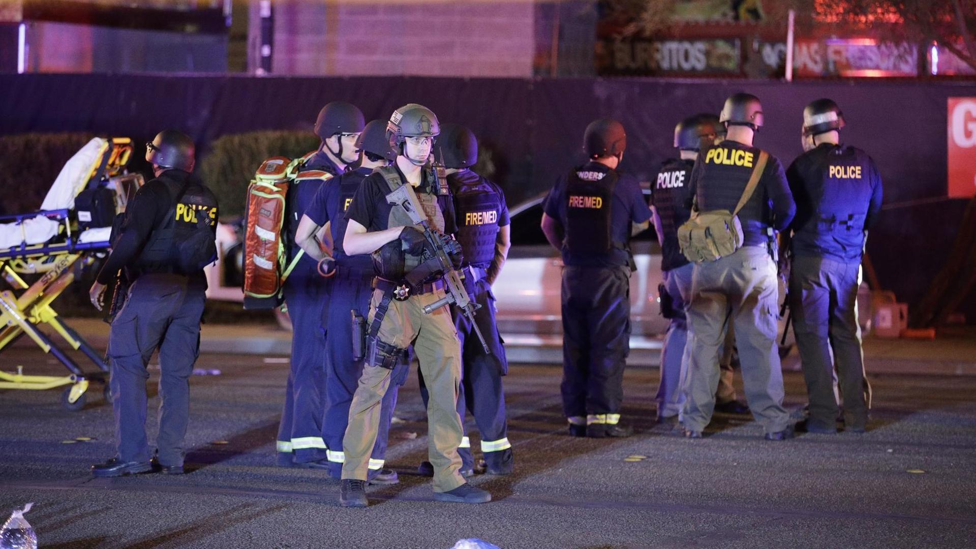 Polizei und Sanitäter im Einsatz nach dem Attentat in Las Vegas. Polizei und Sanitäter im Einsatz nach dem Attentat in Las Vegas.