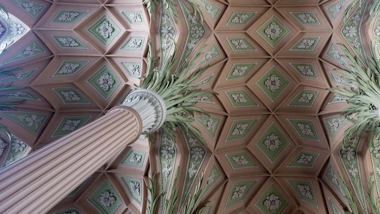 Blick auf einen Teil des Deckengewölbes der Nikolaikirche in Leipzig Blick auf einen Teil des Deckengewölbes der Nikolaikirche in Leipzig