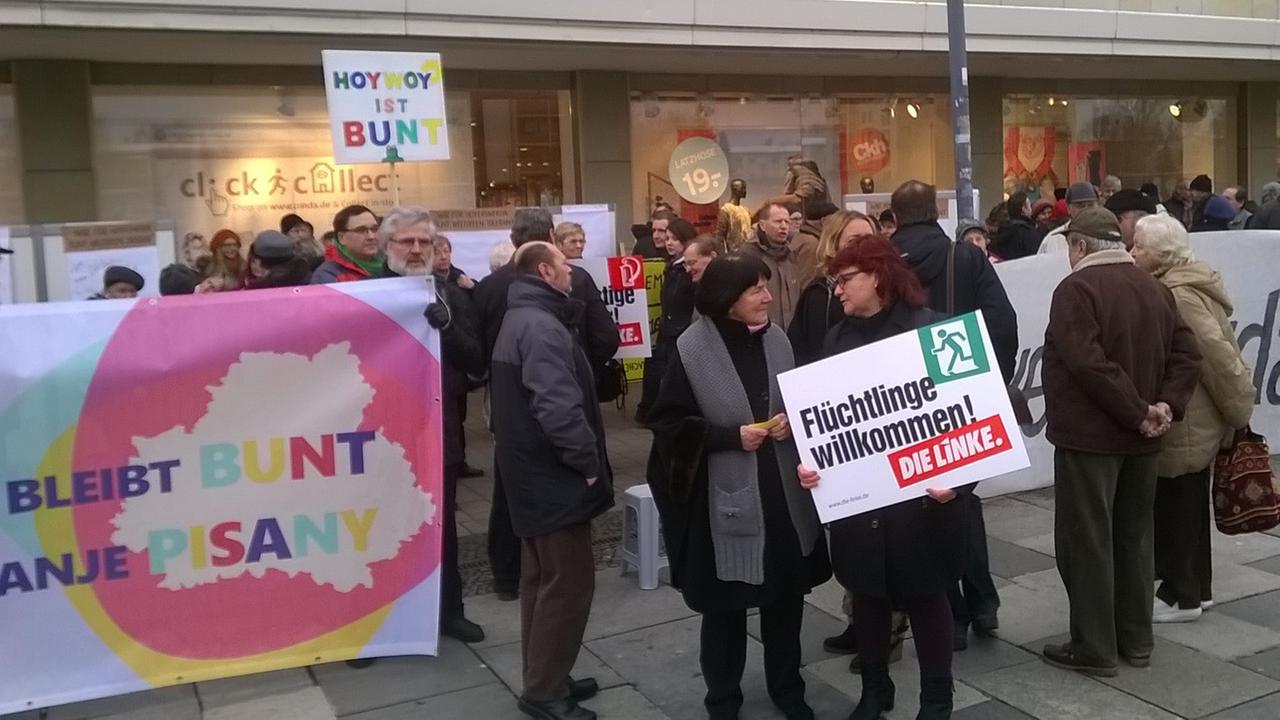 Demonstranten, die sich für Flüchtlinge einsetzen Demonstranten, die sich für Flüchtlinge einsetzen