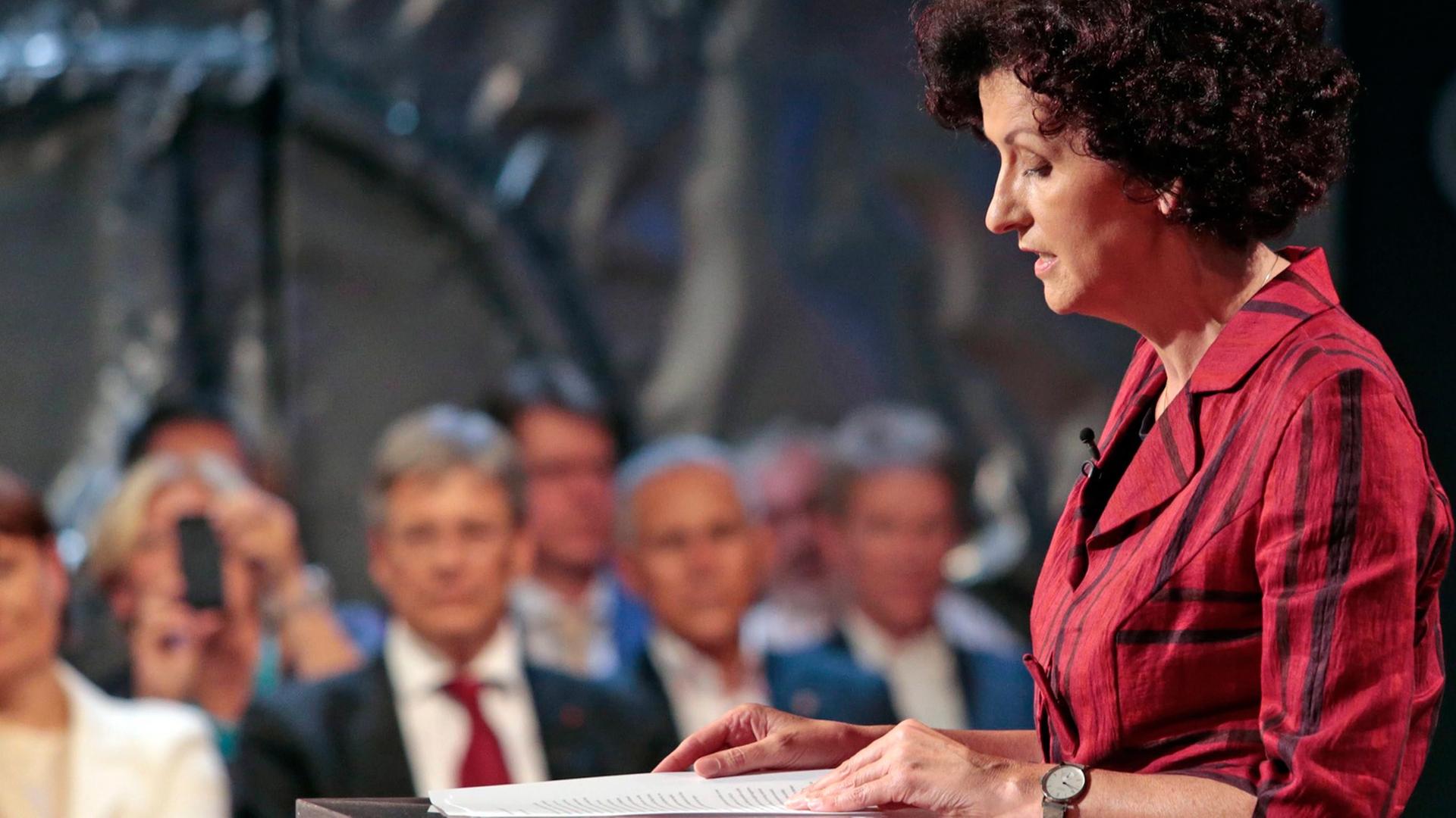 Eröffnet wurden die Literaturtage in Klagenfurt von Maja Haderlap mit ihrer Rede "Im Licht der Sprache", der Preisträgerin des Jahres 2011. Hier ist sie von der Seite am Rednerpult vor Publikum zu sehen. Eröffnet wurden die Literaturtage in Klagenfurt von Maja Haderlap mit ihrer Rede "Im Licht der Sprache", der Preisträgerin des Jahres 2011. Hier ist sie von der Seite am Rednerpult vor Publikum zu sehen.